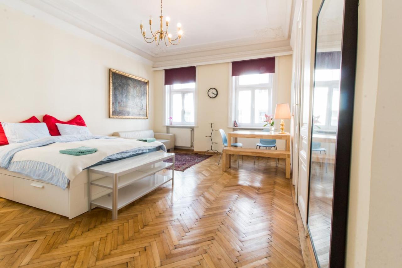 Beautiful Viennese Apartment Exterior photo